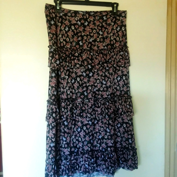 CHELSEA & THEODORE skirt in size medium. - Picture 1 of 4